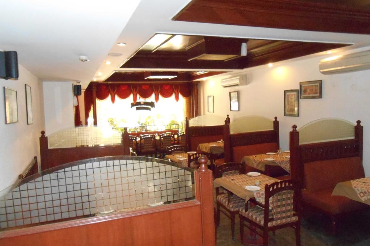 Le Crown Hotel Chandigarh Restaurant